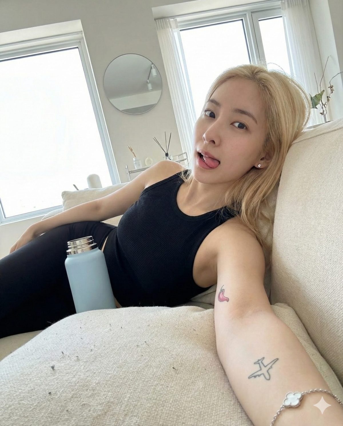 Nanobanana模型生成 金发碧眼身材健美的年轻女子 - AI绘画提示词参考