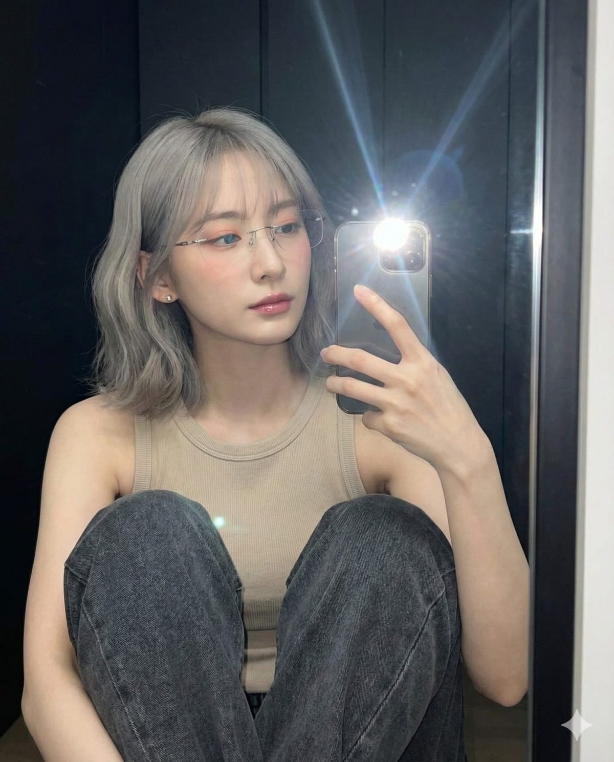 Nanobanana模型生成 银灰柔光少女镜影自拍 - AI绘画提示词参考