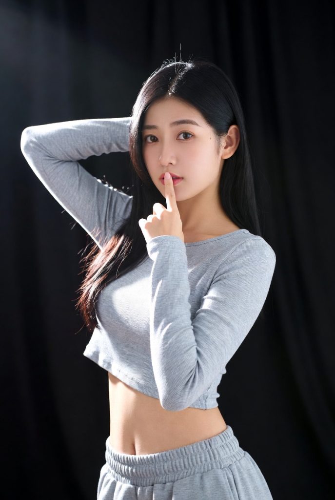 Nanobanana模型生成 黑幕侧影红唇诱惑 - AI绘画提示词参考