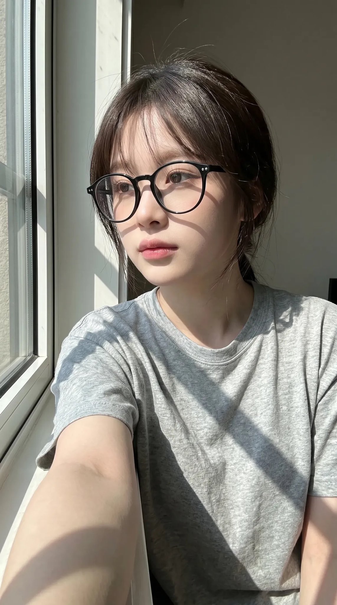 Nanobanana Pro 生成 窗边自然光女性手机自拍写实人像 - AI绘画提示词