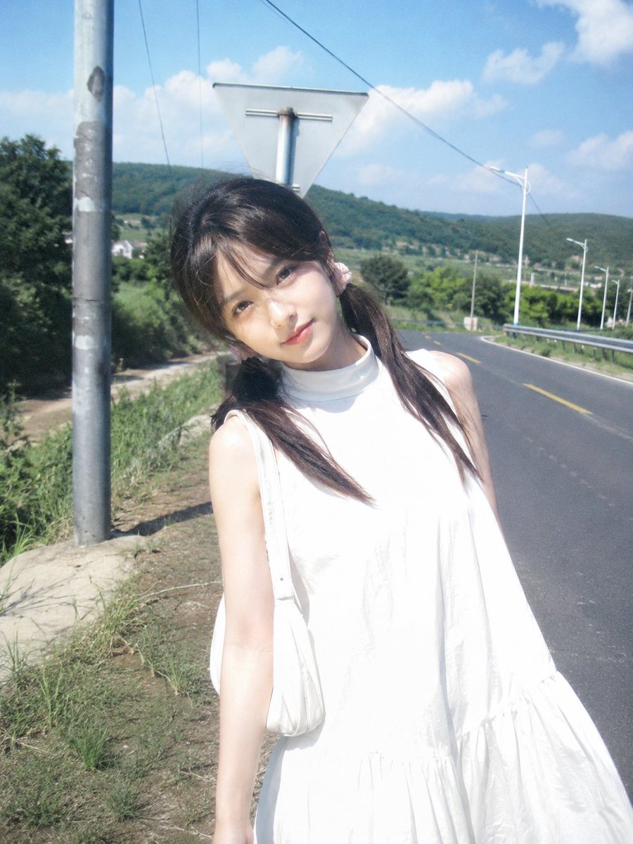 Nanobanana Pro 生成 夏日乡间公路CCD复古少女写真 - AI绘画提示词
