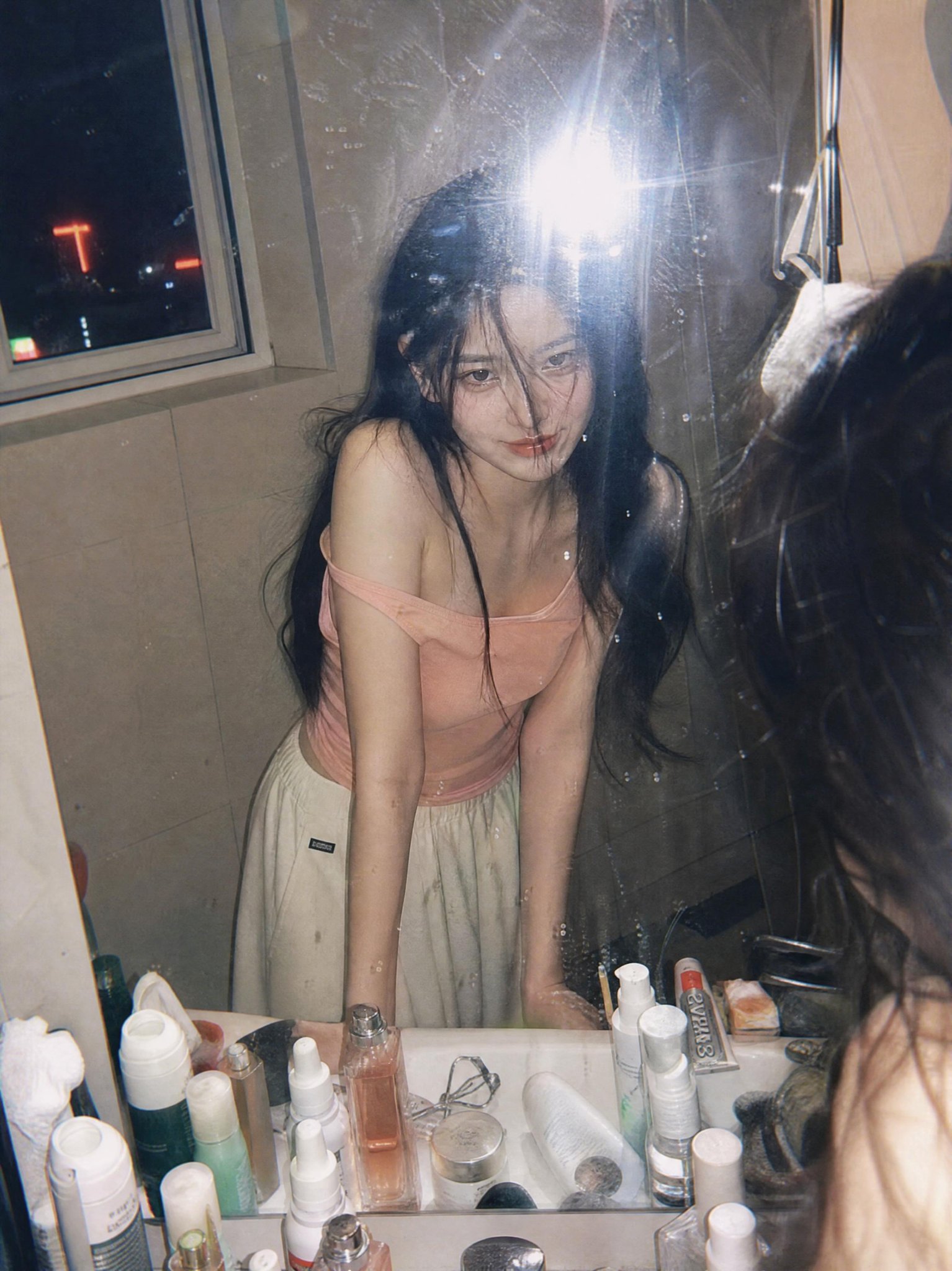Ultra Realistic Y2K Bathroom Mirror Film Portrait | 浴室镜前复古胶片感少女氛围人像 2 Nanobanana Pro 生成 浴室镜前复古胶片感少女氛围人像 - AI绘画提示词