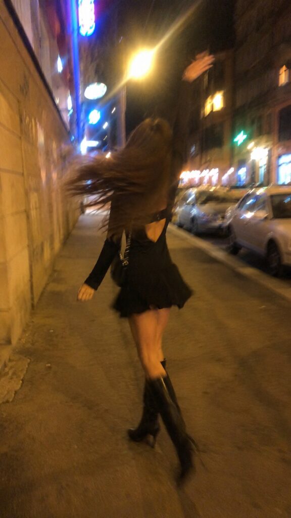 Urban Night Motion Blur Smartphone Photo | 街头夜生活动态模糊美女摄影 3 Nanobanana Pro 生成 街头夜生活动态模糊美女摄影 - AI绘画提示词