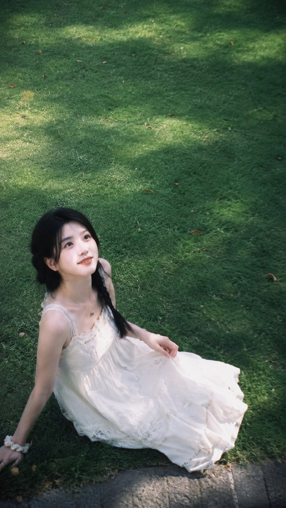Nanobanana Pro 生成 韩系清纯少女草地俯拍写真 - AI绘画提示词