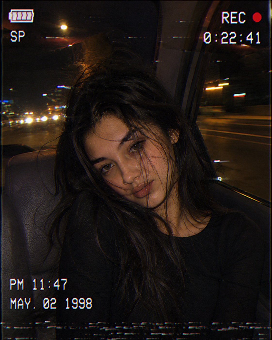 Nanobanana Pro 生成 1998年复古VHS夜景车载女性人像 - AI绘画提示词