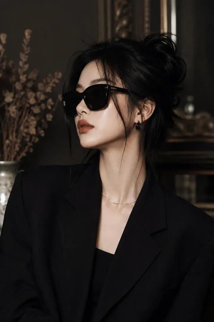Nanobanana Pro 生成 奢华暗黑时尚美学女性特写肖像 - AI绘画提示词