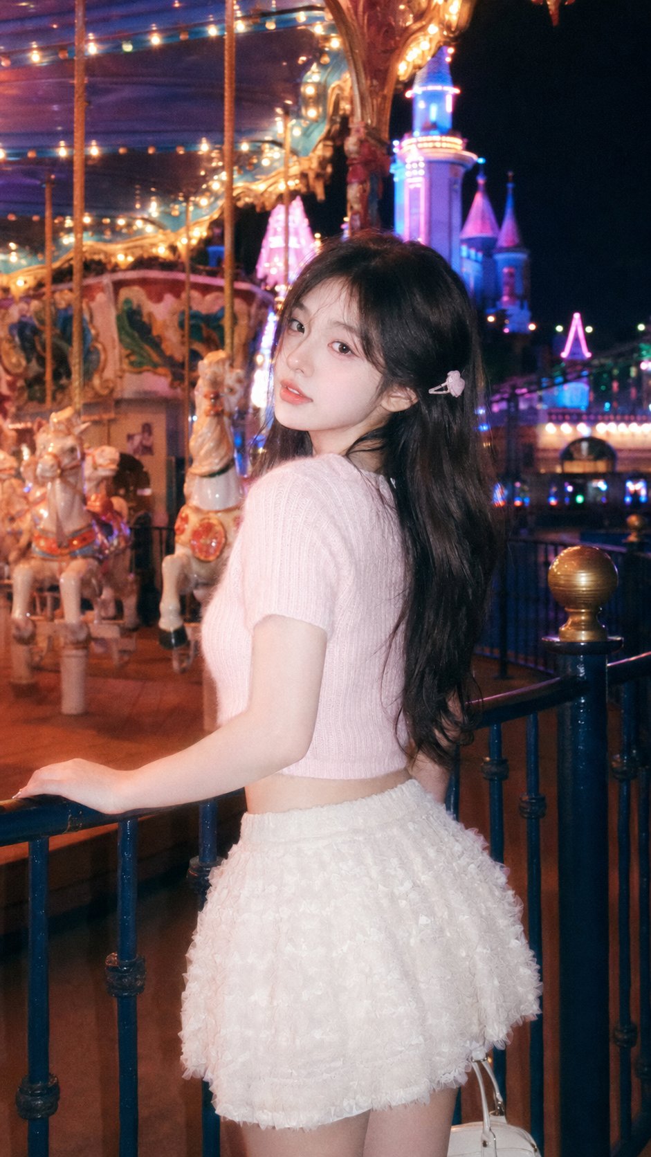 Nanobanana Pro 生成 CCD柔光夜景游乐场甜酷少女 - AI绘画提示词