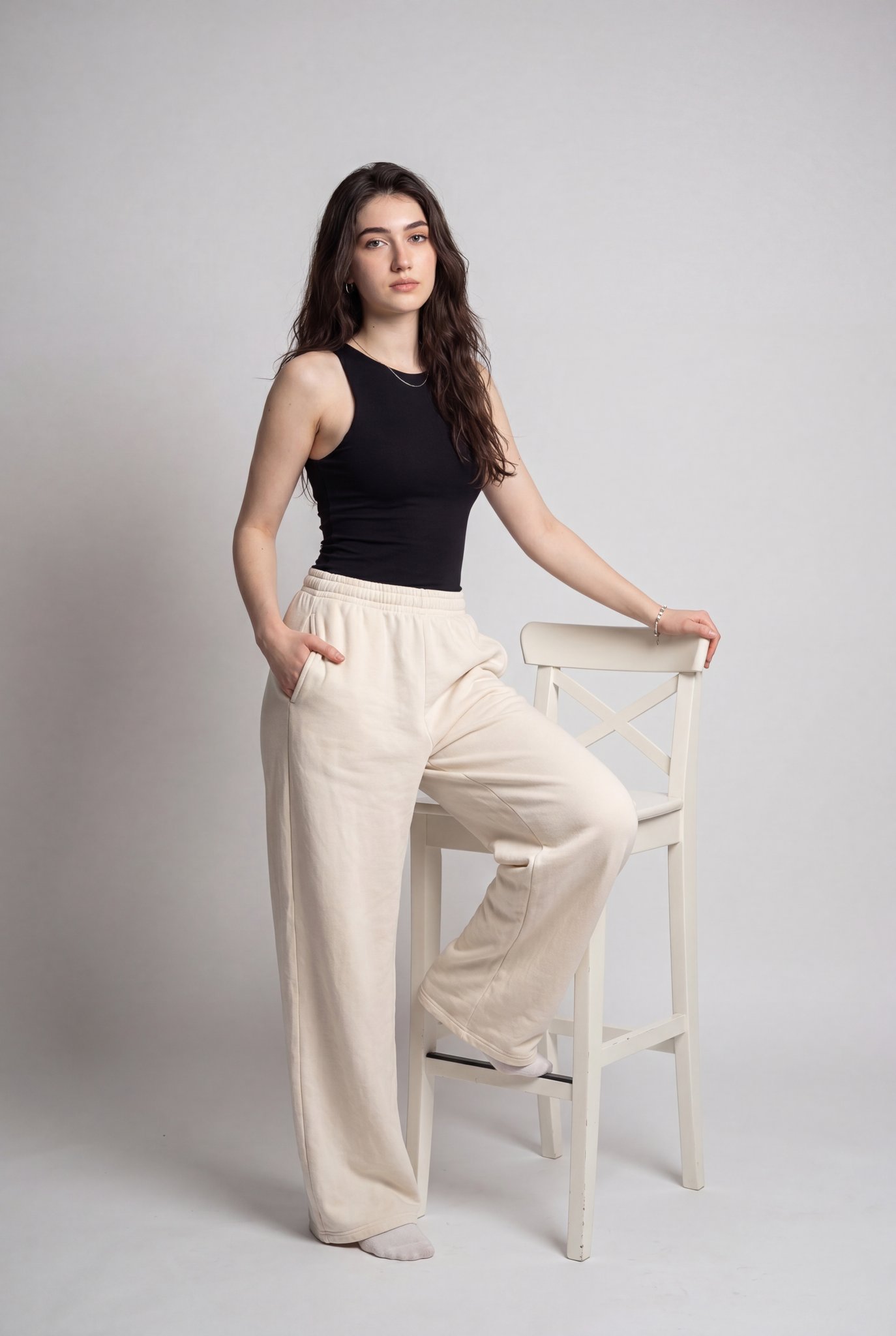 Minimalist Studio Fashion Portrait Photography | 极简主义影棚时尚人像摄影 2 Nanobanana Pro 生成 极简主义影棚时尚人像摄影 - AI绘画提示词