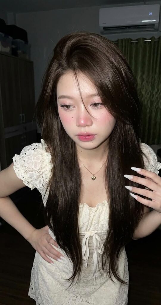 Realistic Clean Girl Makeup Long Dark Brown Hair Woman | 清透妆容长发写实美女图像提示词 6 Nanobanana Pro 生成 清透妆容长发写实美女图像提示词 - AI绘画提示词