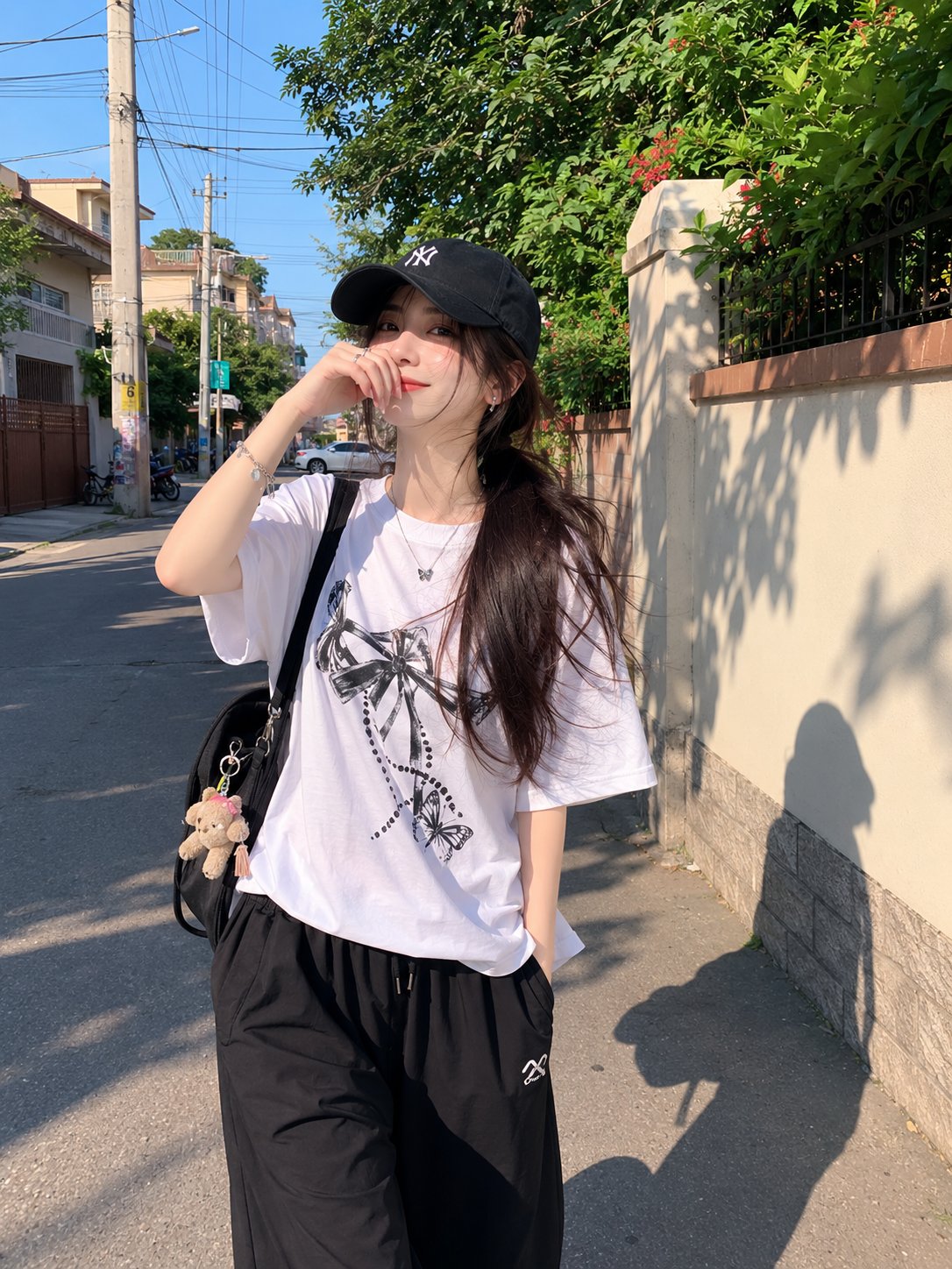 Nanobanana Pro 生成 黑色棒球帽日本女孩住宅区午后散步 - AI绘画提示词