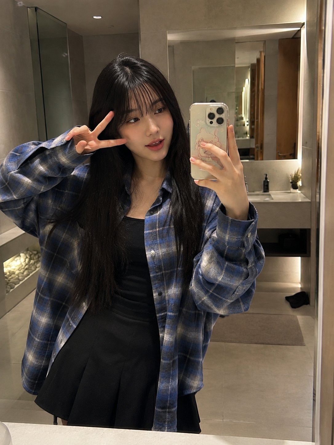 Nanobanana Pro 生成 浴室镜前自拍的日本长发女性 - AI绘画提示词