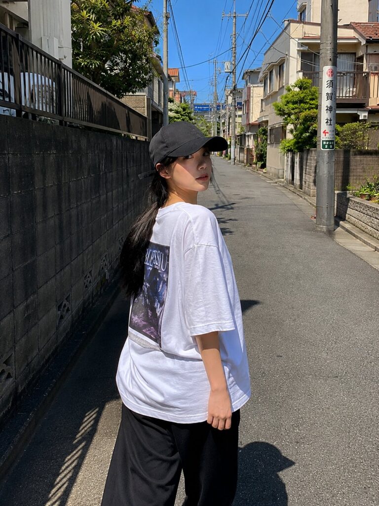 Nanobanana Pro 生成 日本街头少女红色夹克写真 - AI绘画提示词