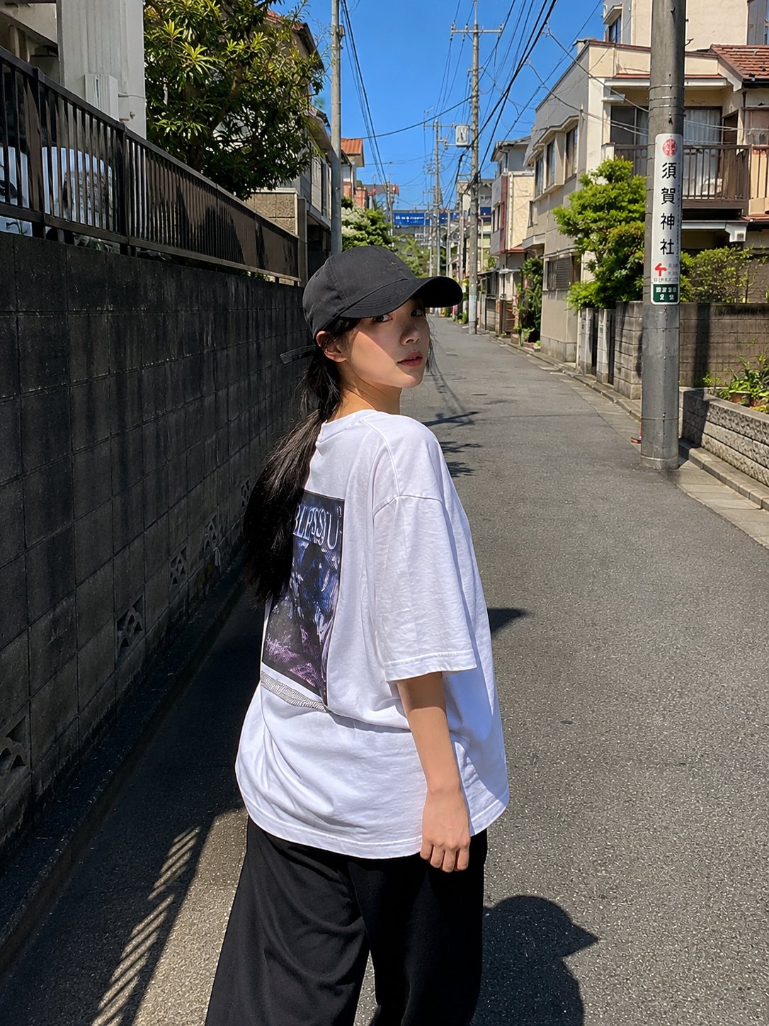 Nanobanana Pro 生成 日本街头少女红色夹克写真 - AI绘画提示词