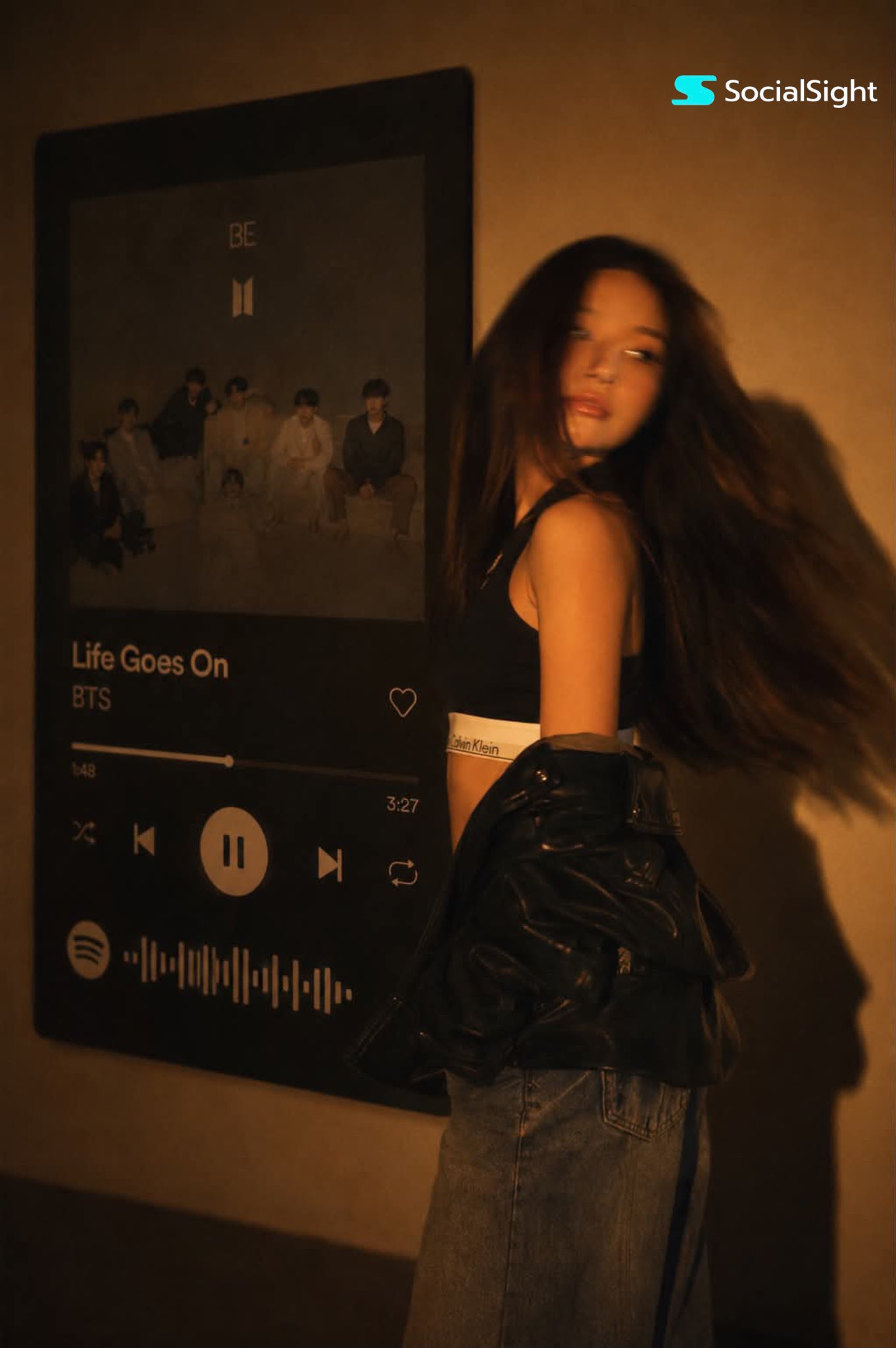 Nanobanana Pro 生成 时尚女性室内Spotify音乐播放器人像摄影 - AI绘画提示词