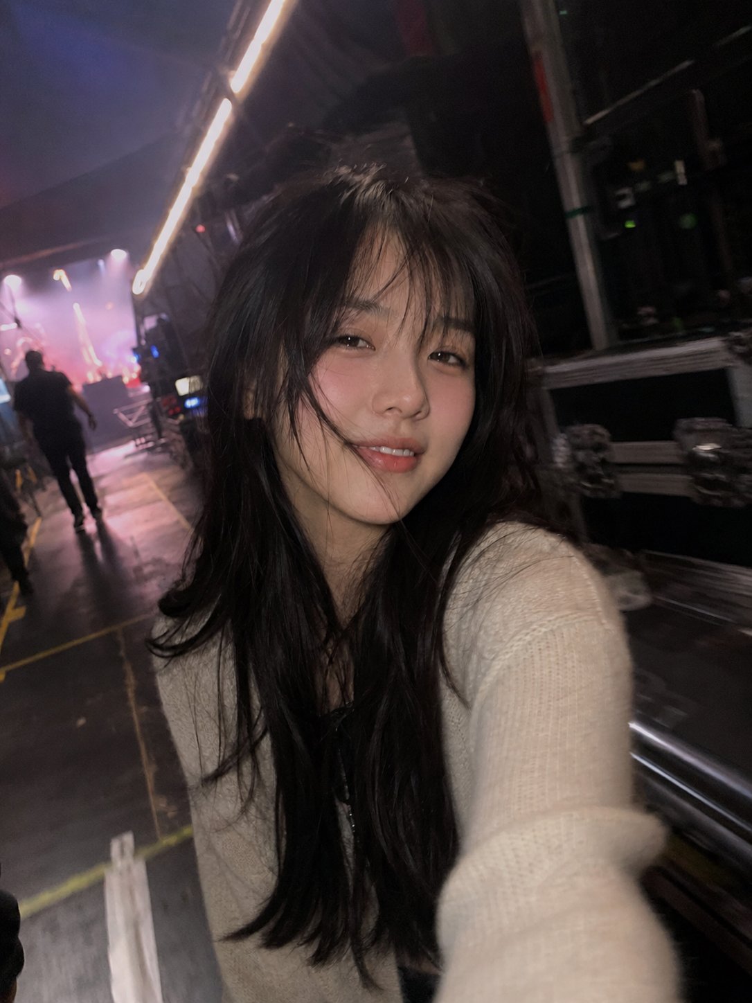 Hyper Realistic Concert Backstage Iphone Snapshot | 超写实演唱会后台iPhone抓拍 2 Nanobanana Pro 生成 超写实演唱会后台iPhone抓拍 - AI绘画提示词