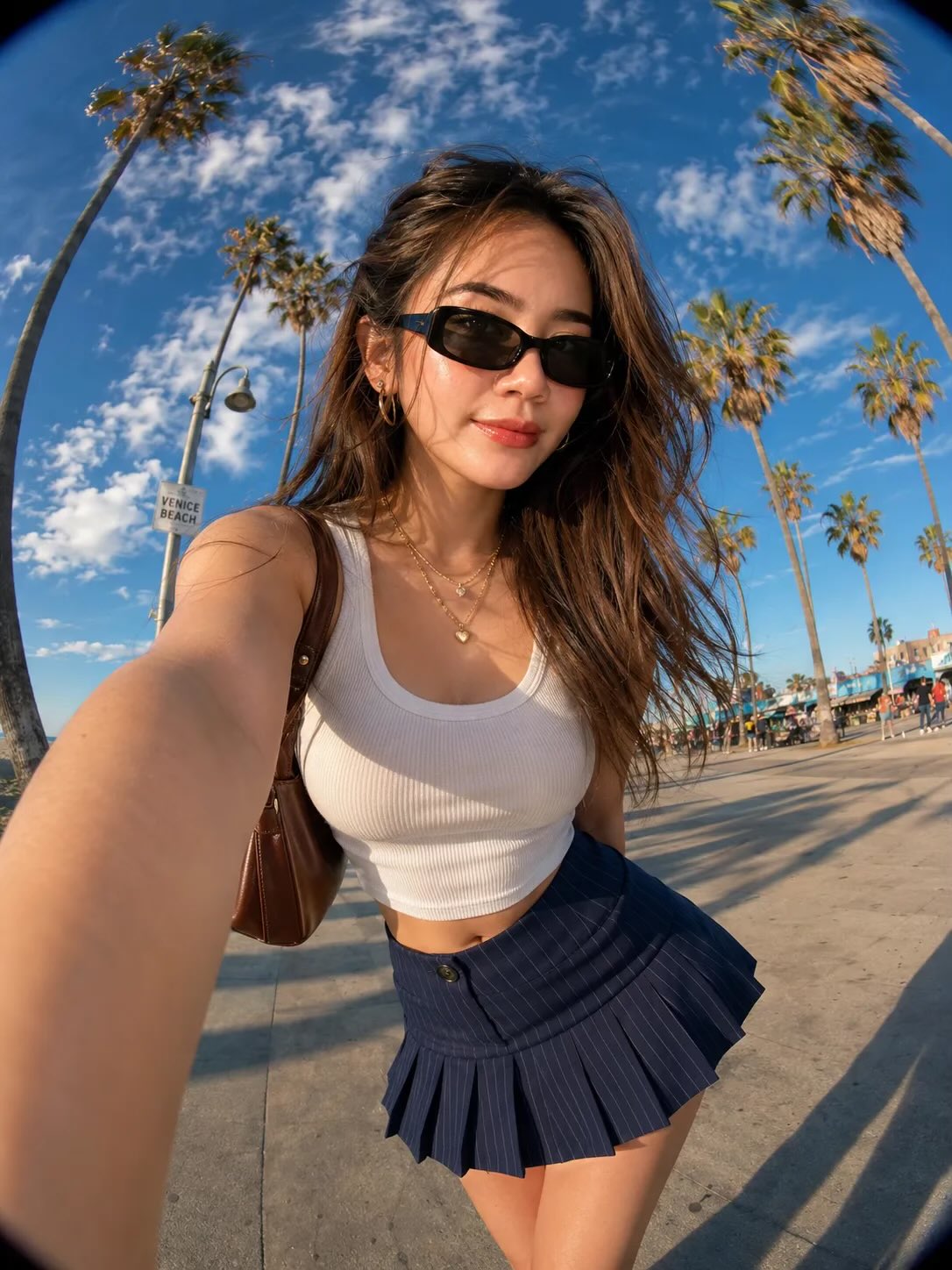 Venice Beach Fisheye Fashion Editorial Selfie | 超广角鱼眼镜头加州海滩时尚街拍 2 Nanobanana Pro 生成 超广角鱼眼镜头加州海滩时尚街拍 - AI绘画提示词
