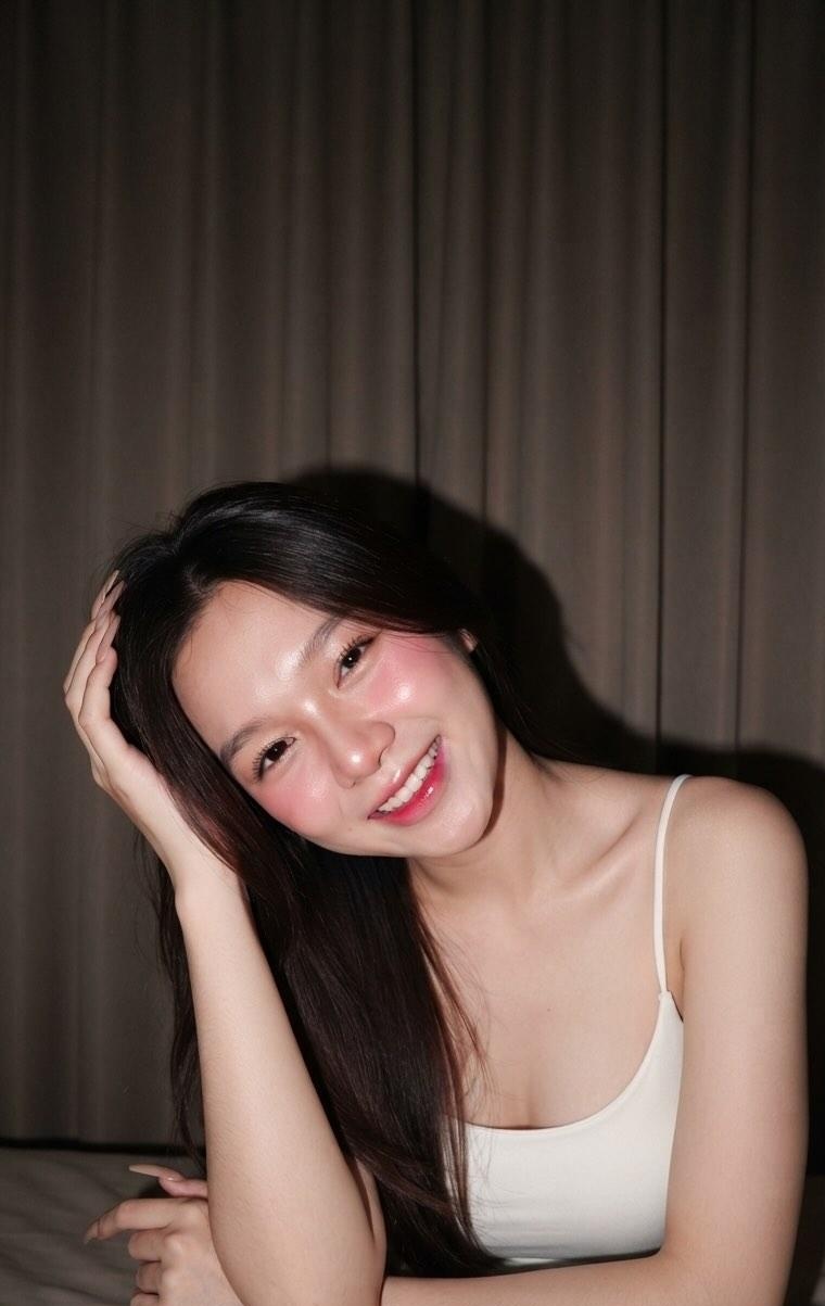 Nanobanana Pro 生成 室内柔和光影与自然姿态女性写真 - AI绘画提示词