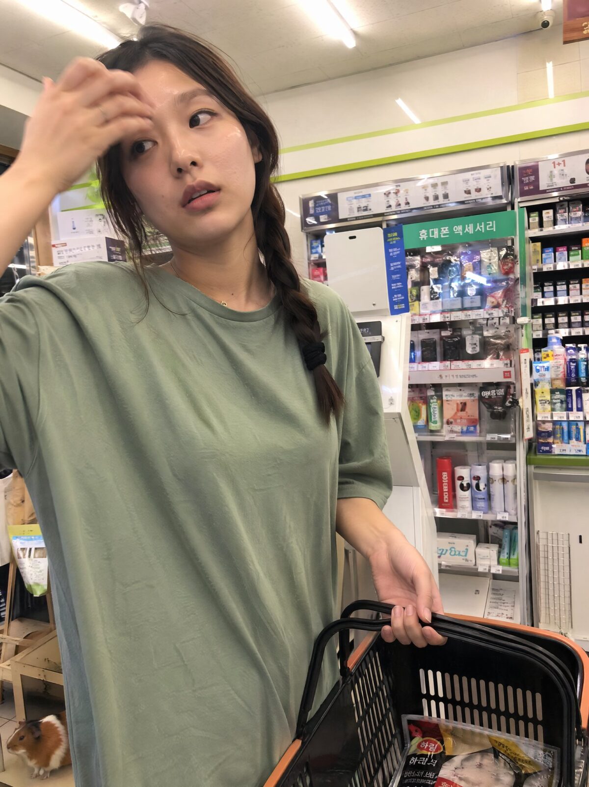 Nanobanana Pro 生成 便利店前置镜头捕捉韩国女子生活瞬间 - AI绘画提示词