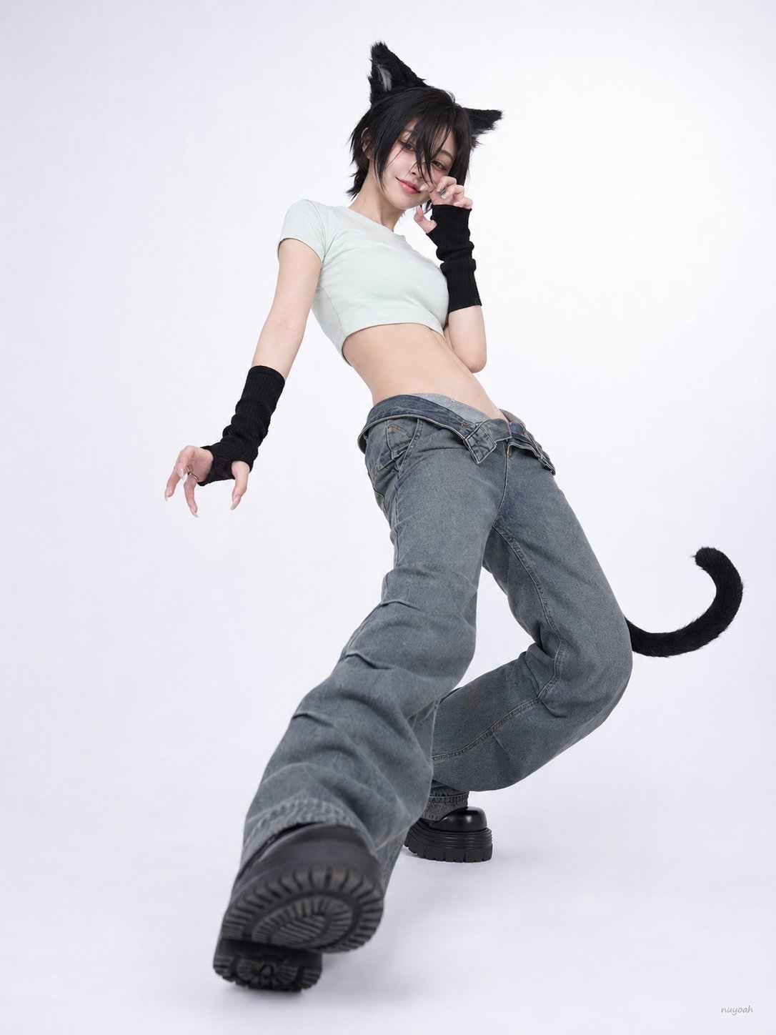 Nanobanana Pro 生成 低机位S型曲线猫爪手势视觉构图 - AI绘画提示词