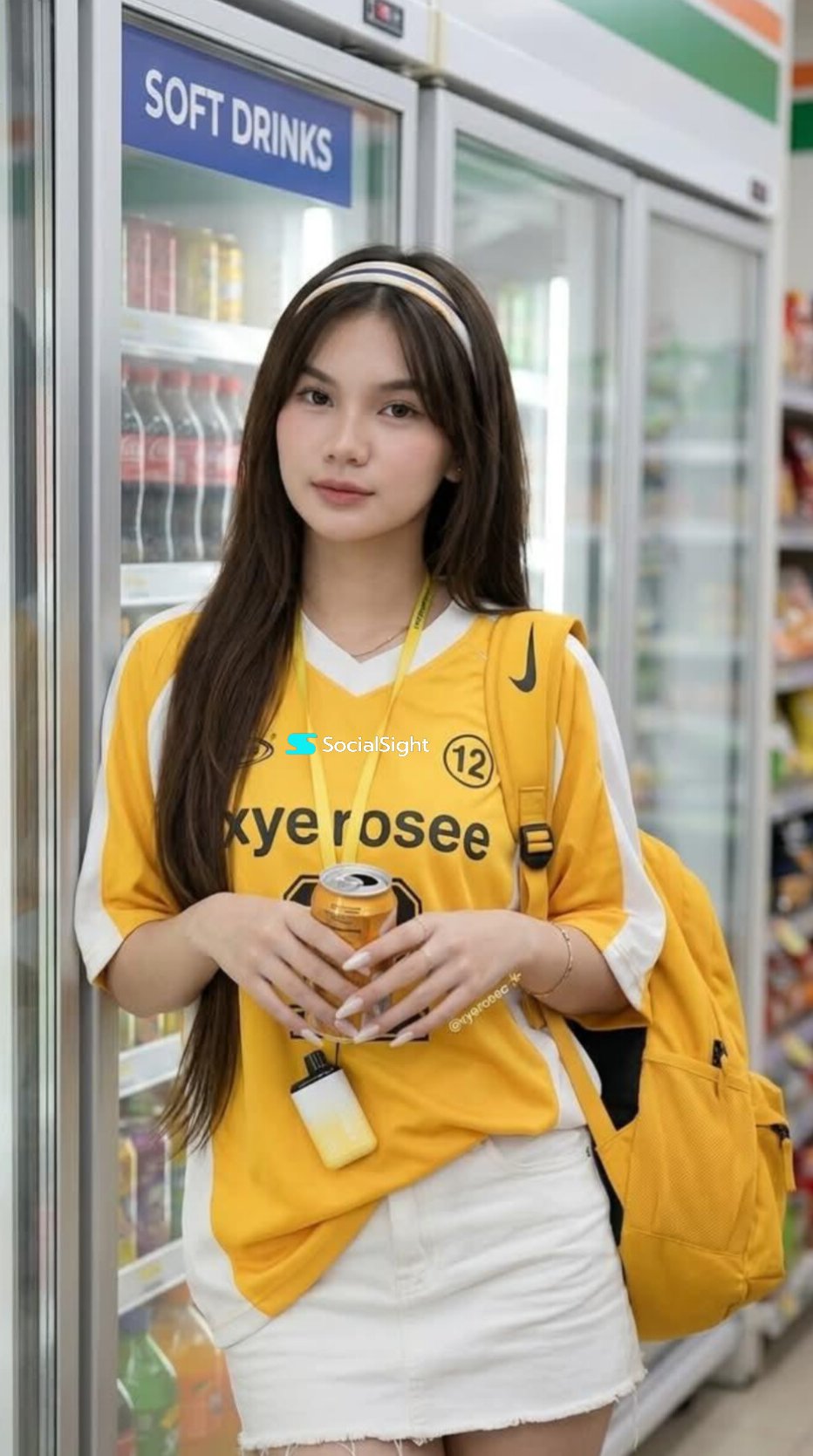 Nanobanana Pro 生成 商店冰箱旁的运动球衣写实少女写真 - AI绘画提示词