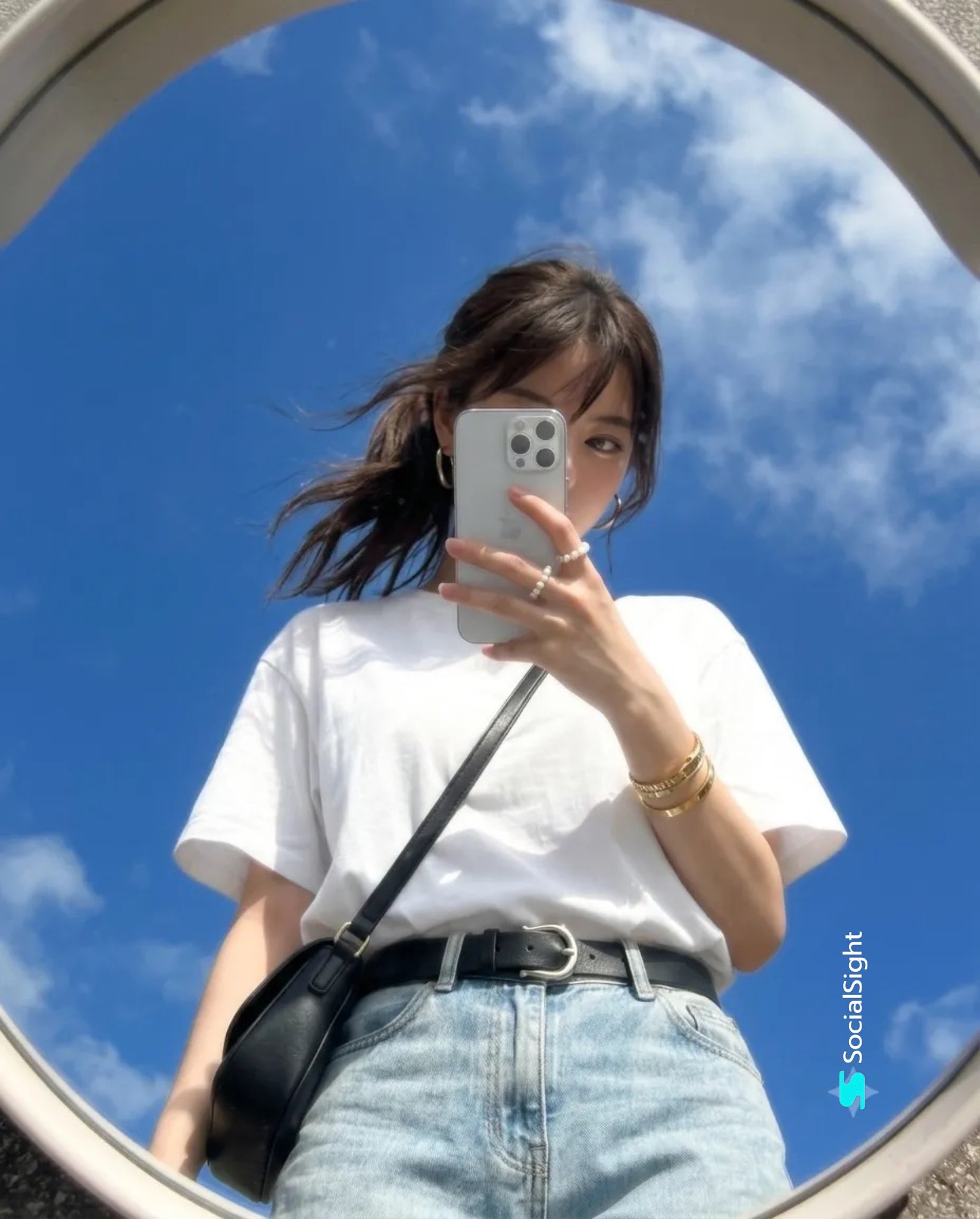 Nanobanana Pro 生成 2000年代数码相机风格仰拍粉色卫衣少女 - AI绘画提示词