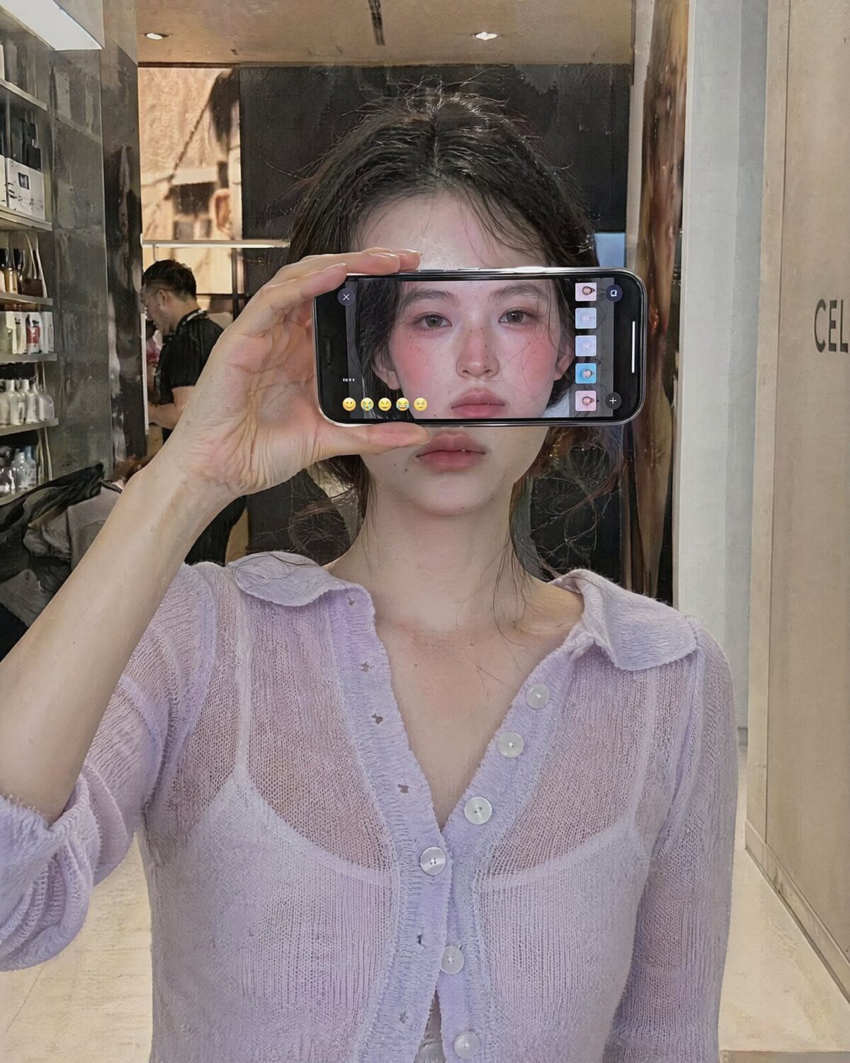 Nanobanana Pro 生成 超写实iPhone女性遮脸人像 - AI绘画提示词
