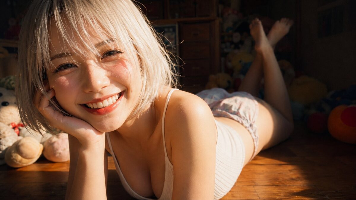 Nanobanana Pro 生成 趴在木地板上的银发亚裔少女 - AI绘画提示词