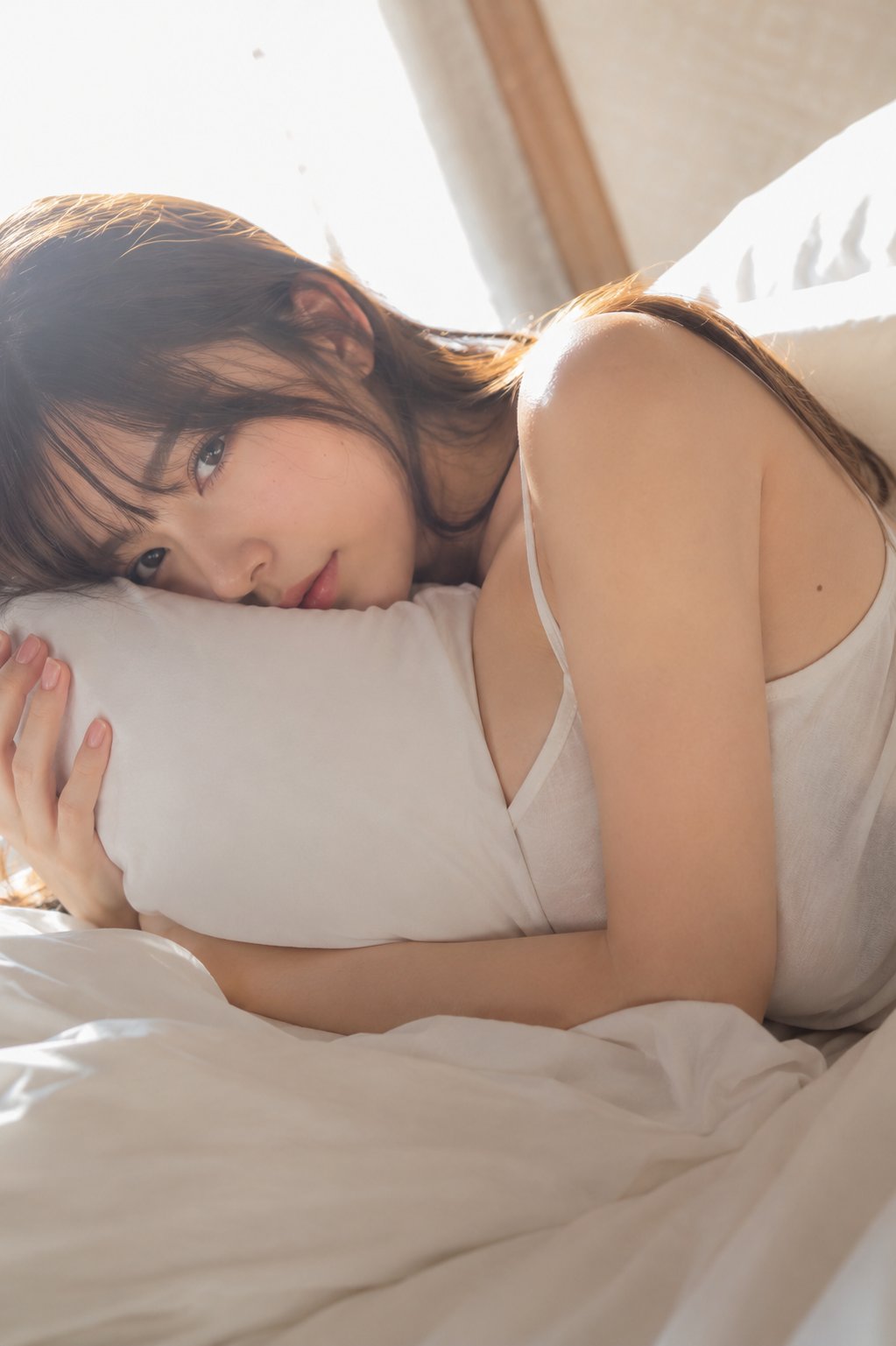 Nanobanana Pro 生成 虚构20岁日本女性床边唯美抓拍 - AI绘画提示词