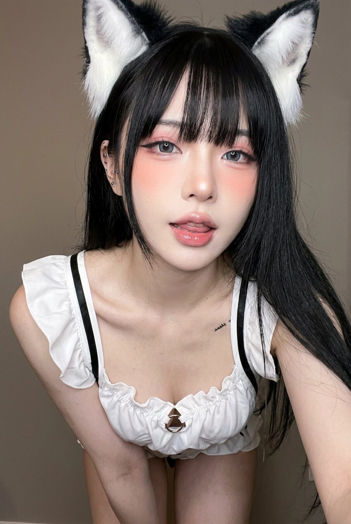 Nanobanana Pro 生成 黑白兽耳甜酷女仆自拍 - AI绘画提示词