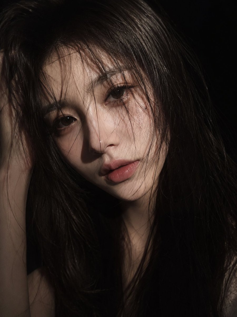 Nanobanana Pro 生成 电影感东亚女性忧郁特写人像 - AI绘画提示词