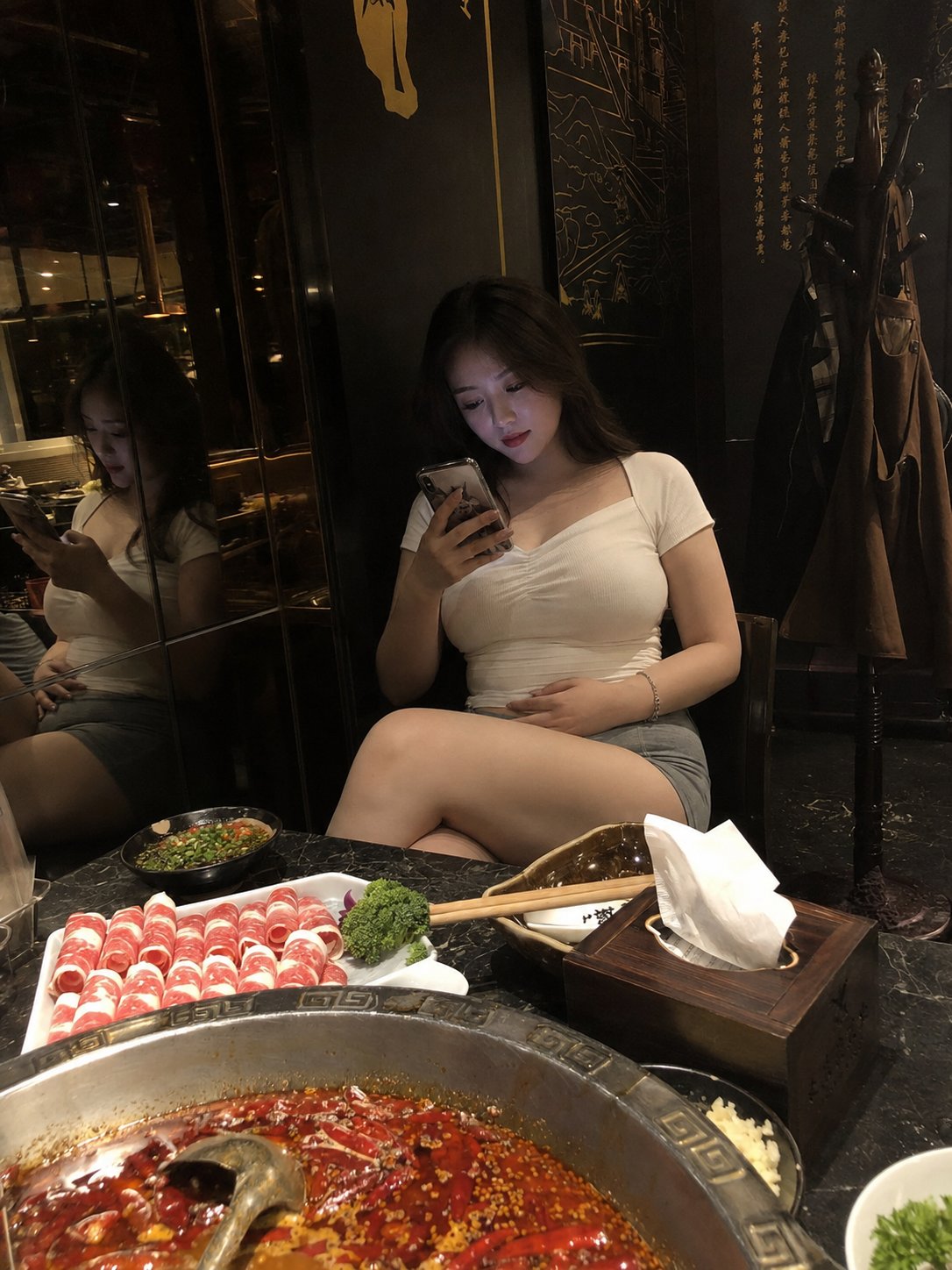 Nanobanana Pro 生成 四川火锅店玩手机的中国年轻女子 - AI绘画提示词