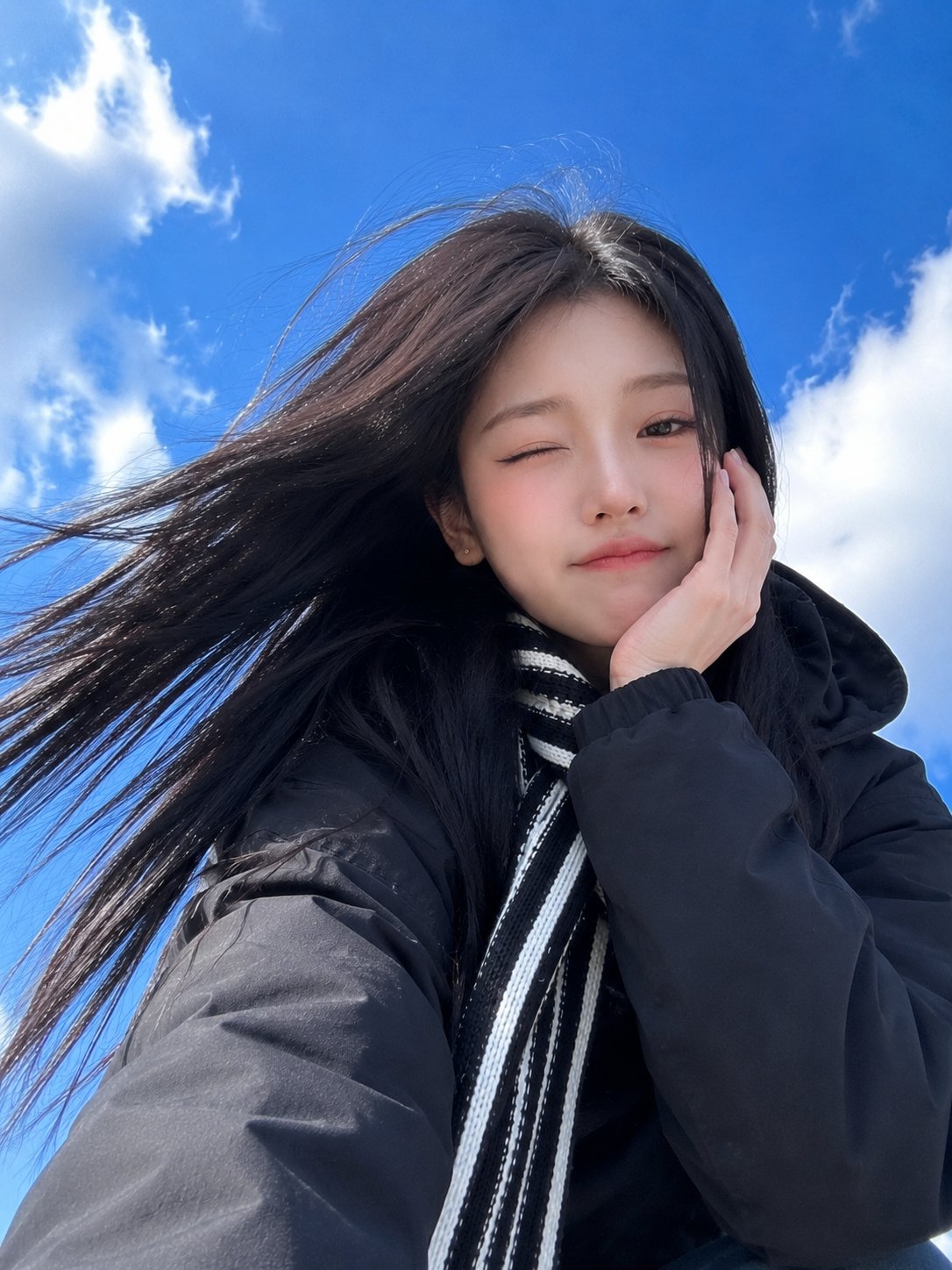 Nanobanana Pro 生成 蓝天背景仰拍加油姿势东亚美女手机自拍 - AI绘画提示词