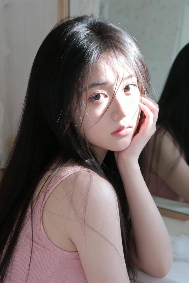 Nanobanana Pro 生成 极写实东亚女性复古镜前肖像 - AI绘画提示词