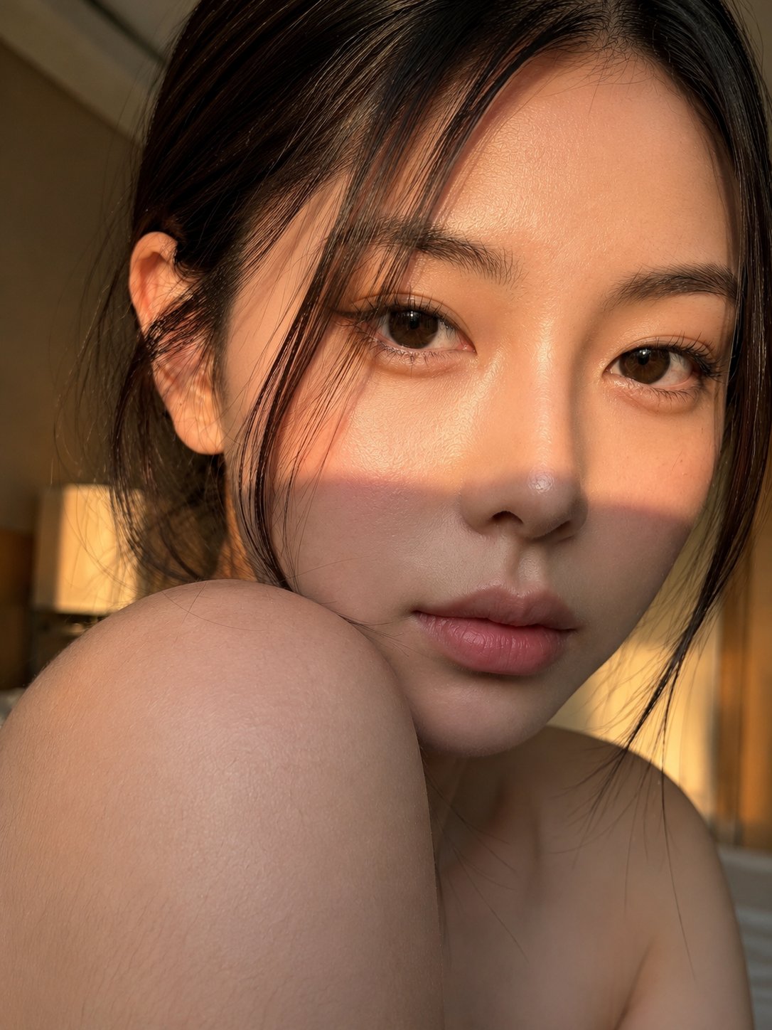 Nanobanana Pro 生成 黄金时刻室内东亚女性唯美特写人像 - AI绘画提示词