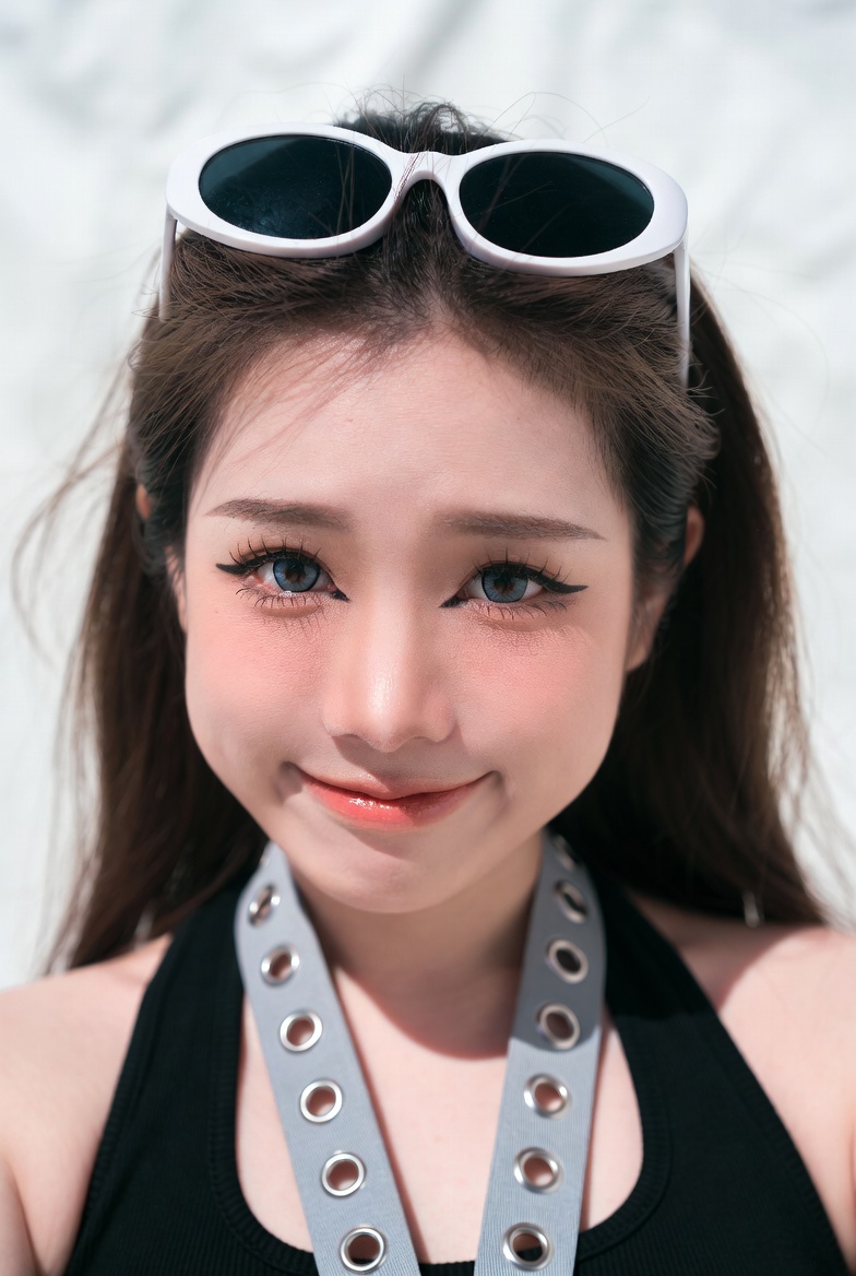 Nanobanana Pro 生成 东亚少女近景写实自拍 - AI绘画提示词