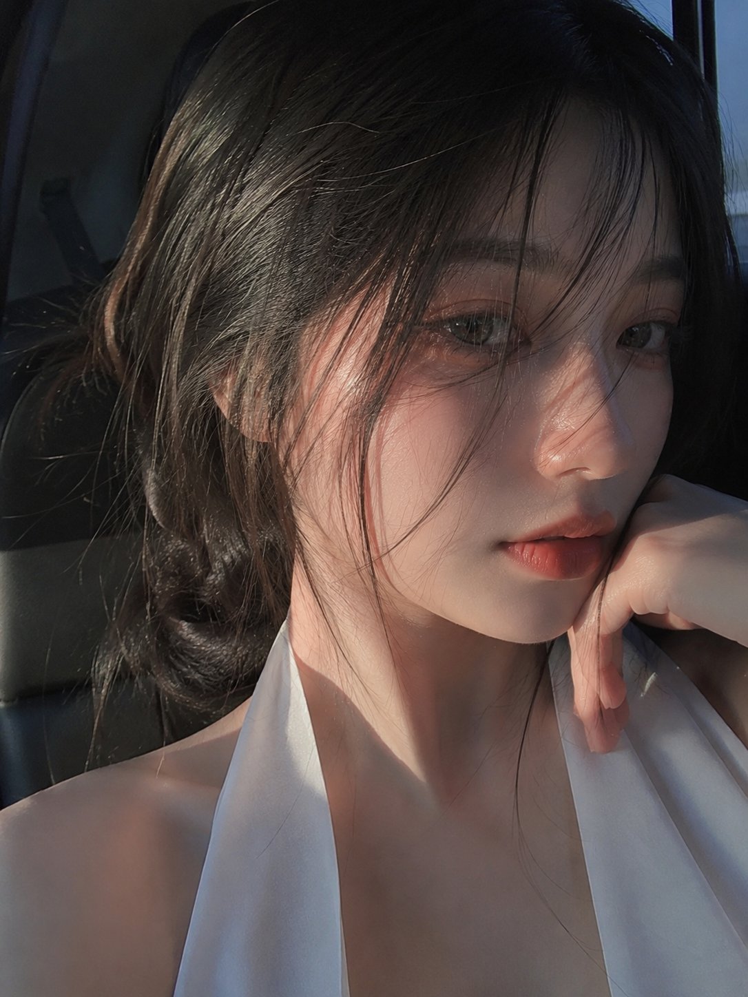 Nanobanana Pro 生成 超写实手机摄影质感东亚女性特写 - AI绘画提示词