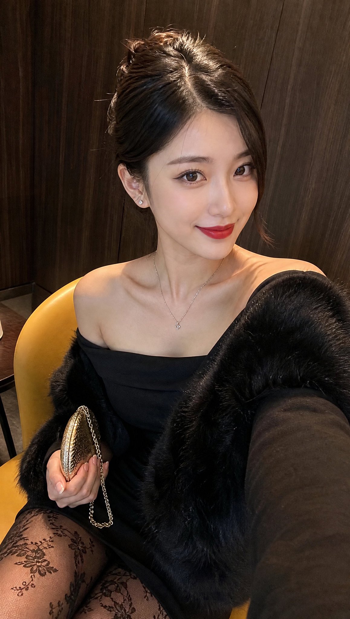 Nanobanana Pro 生成 26岁东亚美女黑裙毛皮披肩人像 - AI绘画提示词