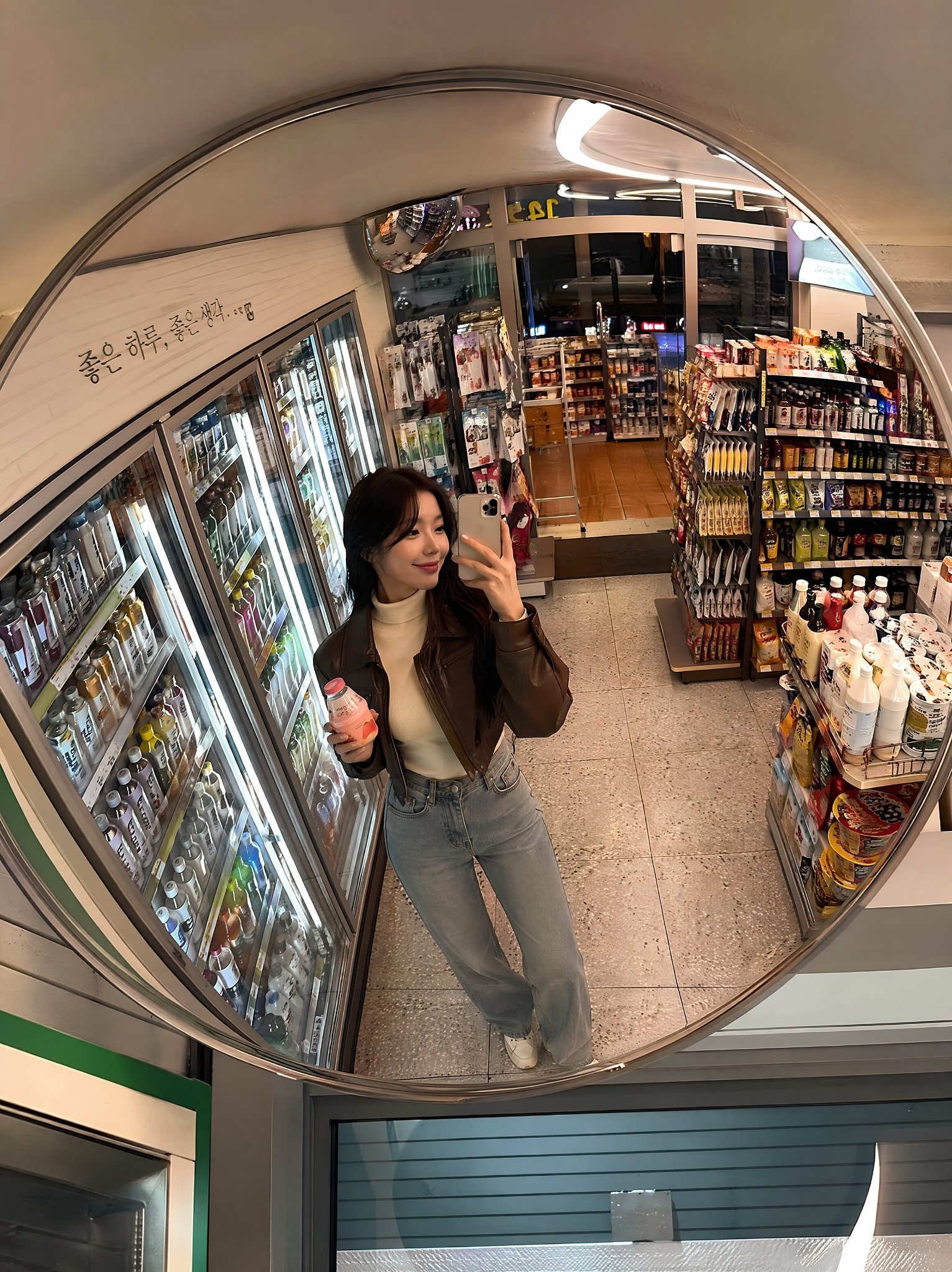 Nanobanana Pro 生成 韩国深夜便利店凸面镜街拍人像 - AI绘画提示词