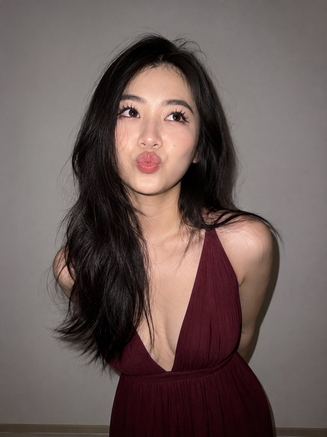 Nanobanana Pro 生成 东亚女性手机闪光灯写实肖像 - AI绘画提示词