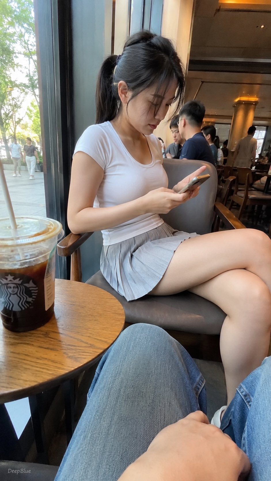Nanobanana Pro 生成 真实iPhone录像截图咖啡馆视角 - AI绘画提示词