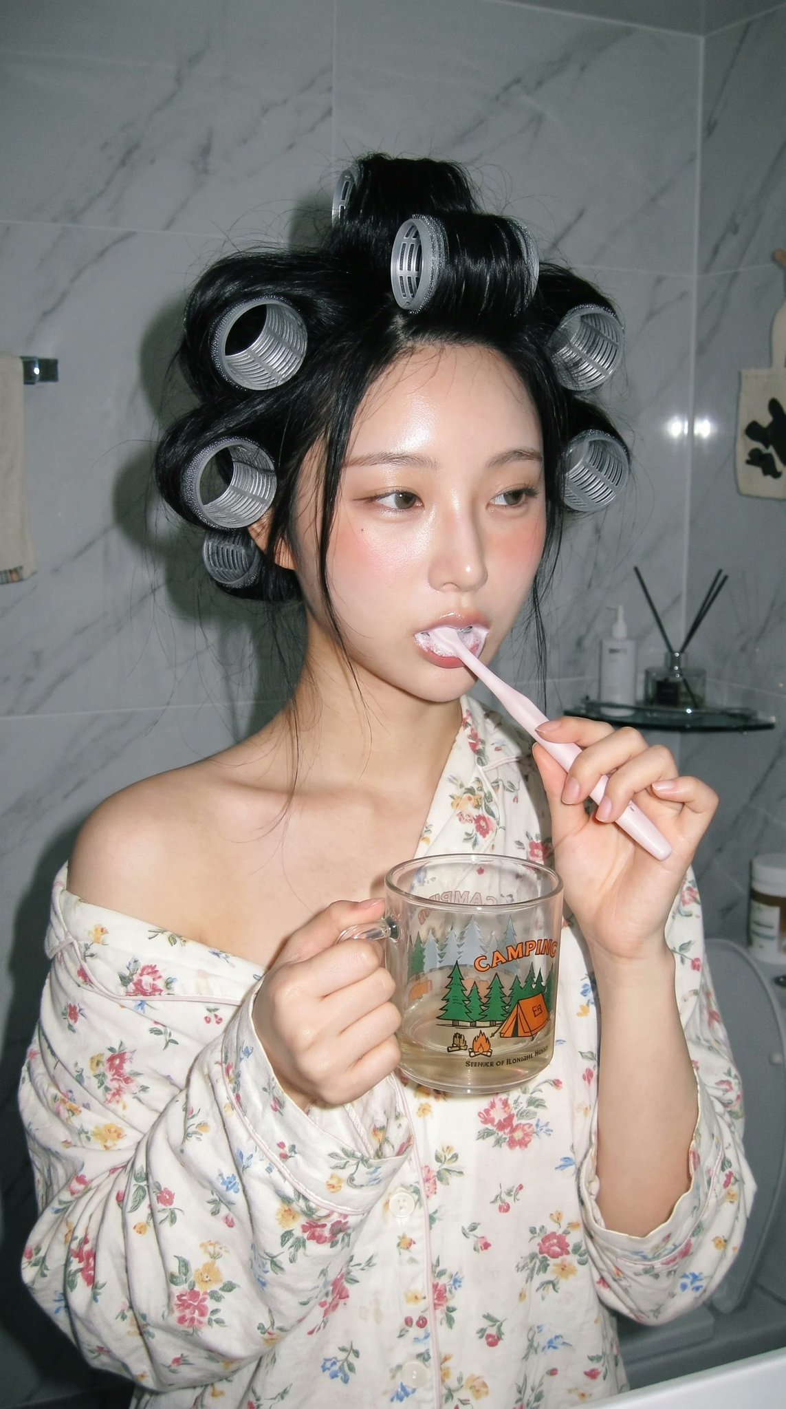 Nanobanana Pro 生成 东亚女性清晨洗漱生活感CCD胶片人像 - AI绘画提示词