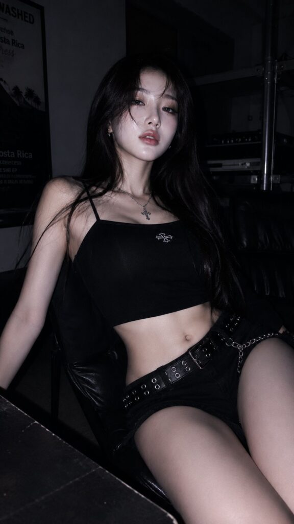 Y2K Korean Nightlife Fashion Portrait Ccd Style | Y2K风格韩国夜生活女性时尚肖像 6 Nanobanana Pro 生成 Y2K风格韩国夜生活女性时尚肖像 - AI绘画提示词
