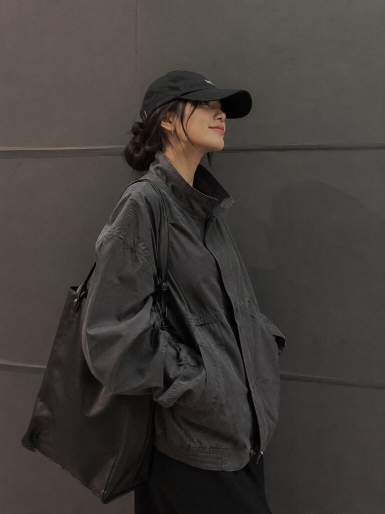 Nanobanana Pro 生成 极简深灰背景下的时尚工装风街拍女性 - AI绘画提示词