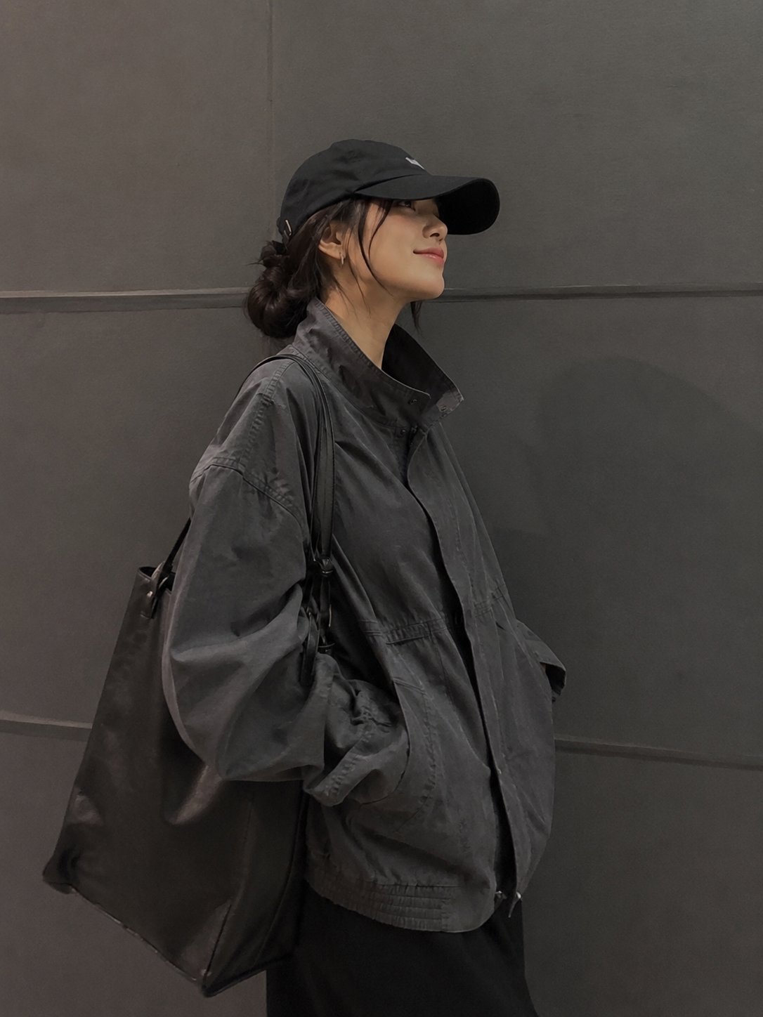 Nanobanana Pro 生成 极简深灰背景下的时尚工装风街拍女性 - AI绘画提示词