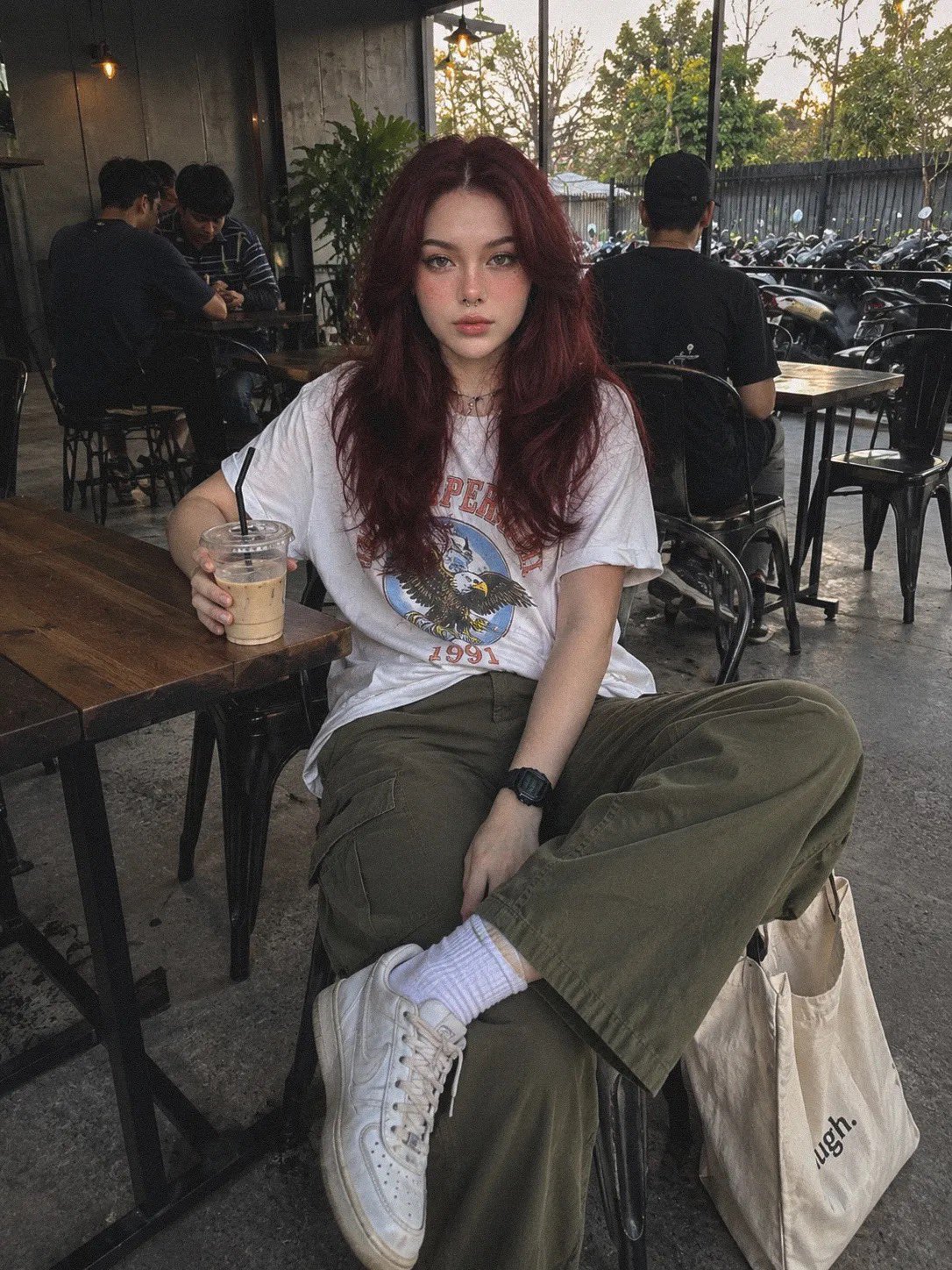 Nanobanana Pro 生成 印度尼西亚工业风咖啡馆写实女性写真 - AI绘画提示词