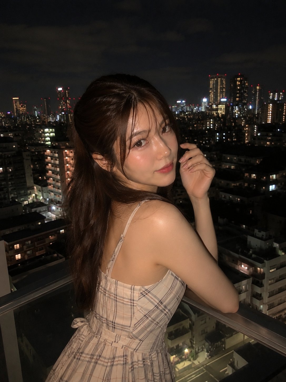 Nanobanana Pro 生成 城市夜景阳台奶油色格纹裙美女肖像 - AI绘画提示词