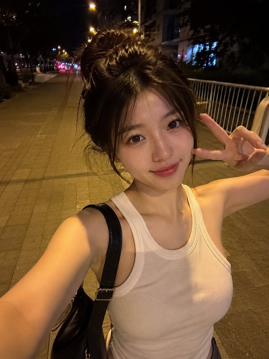 Realistic Smartphone Selfie East Asian Woman Night City | 深夜街头漫步的东亚女性手机自拍 2 Nanobanana Pro 生成 深夜街头漫步的东亚女性手机自拍 - AI绘画提示词