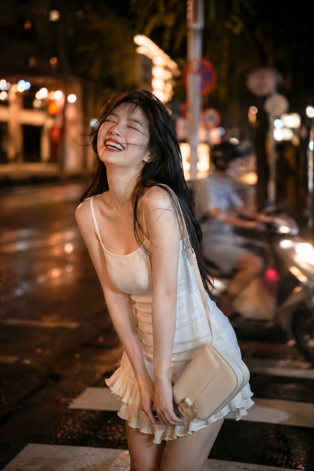 Nanobanana Pro 生成 街头欢笑的东亚女孩白色吊带裙夜景 - AI绘画提示词
