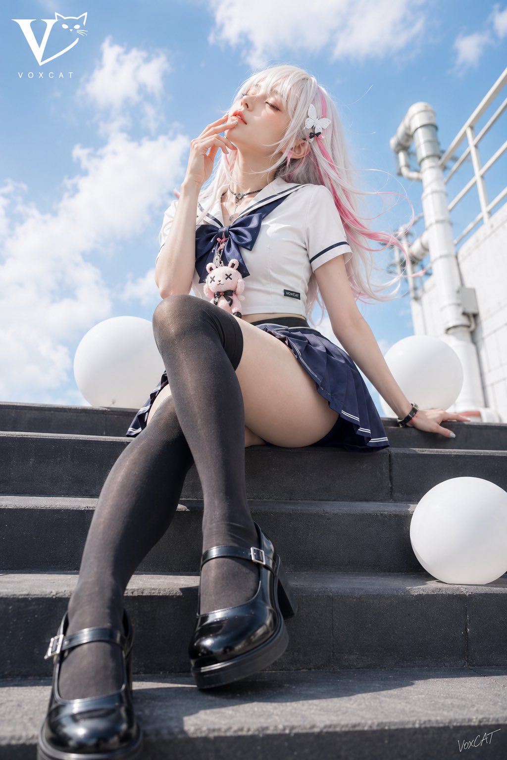 Nanobanana Pro 生成 夏日蓝天日系水手服低机位清透写真 - AI绘画提示词