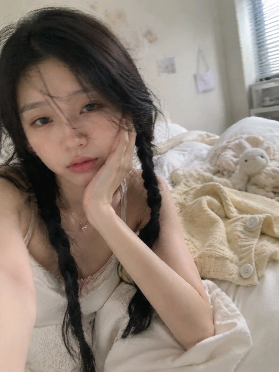 Nanobanana Pro 生成 梦核氛围奶白色调麻花辫女生自拍 - AI绘画提示词